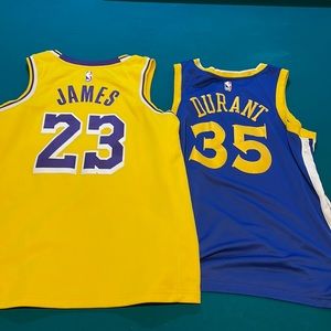 Kevin Durant: Size L / Lebron James: Size L